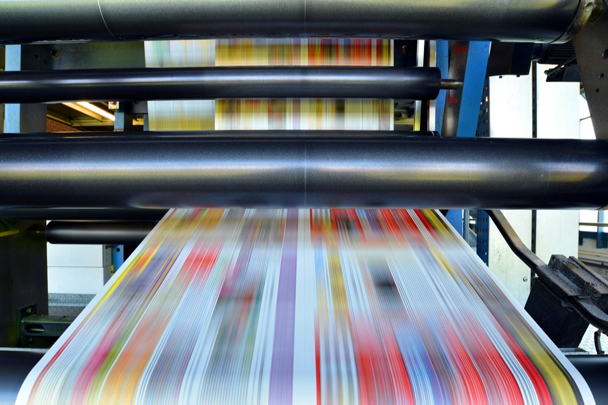 Jakie korzyści niesie ze sobą druk offsetowy w produkcji ulotek?