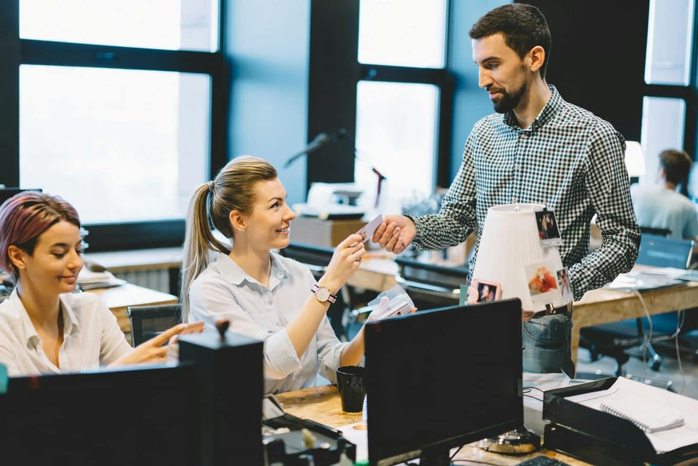 ludzie w biurze